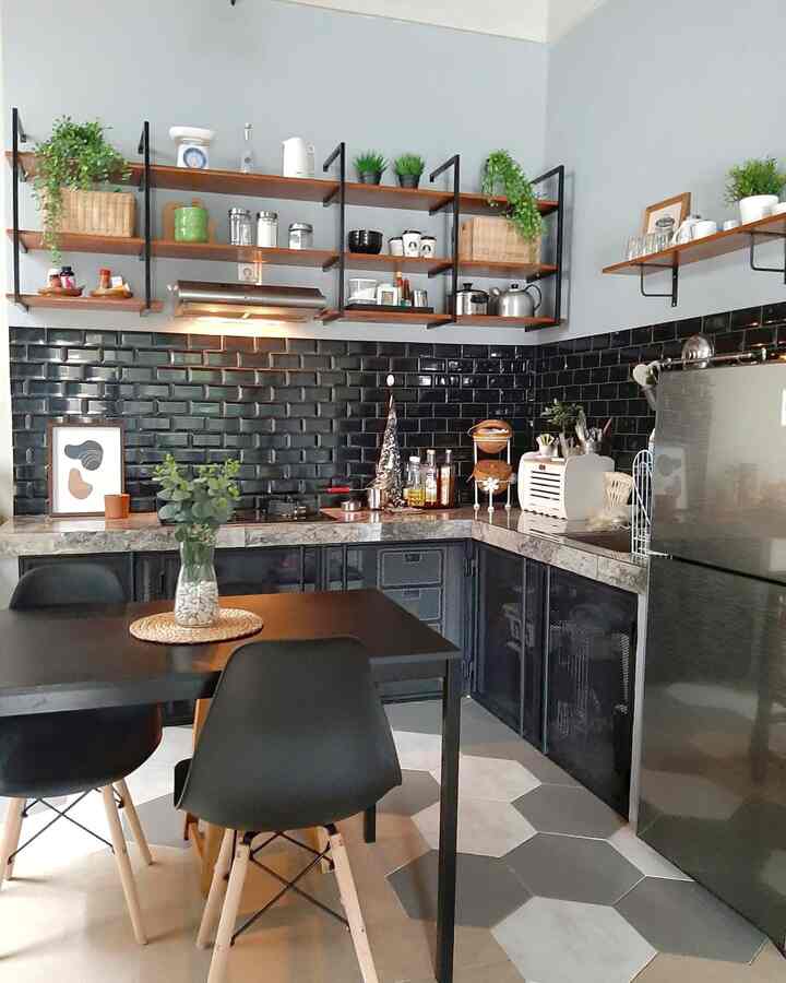 Menyiasati rumah dengan ukuran kecil biar terlihat luas adalah dengan konsep open space. rumah banyak sekat, banyak dinding membuat jadi ga lapang selain itu pemanfaatan furniture yg disesuaikan dengan ukuran & kebutuhan ruang juga  berpengaruh. 


#rumahindustrial #kitchensetminimalis #dapuropenspace #rumahtanpasekat #kabinetterbuka #pintubesiperforated #inspirasidapur 