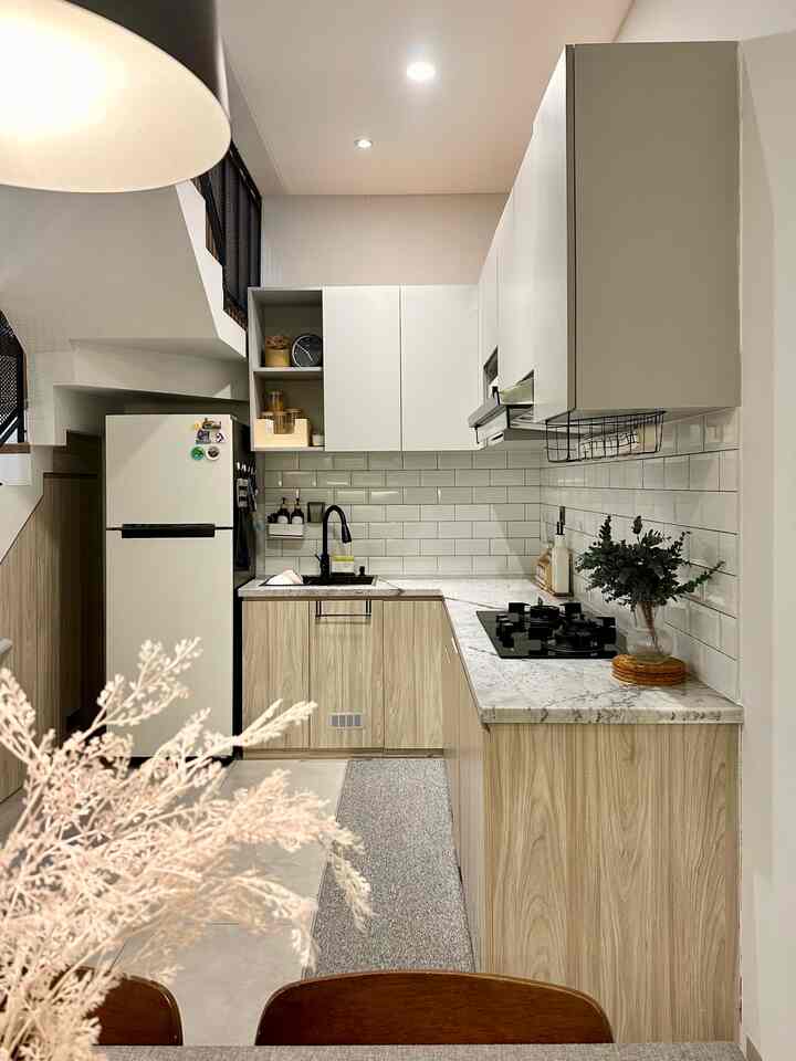 Kitchen and dining dirumah dengan konsep open space. Untuk dining tidak lupa menerapkan konsep triangel untuk penataan, supaya lebih sistematis. Diningroom terletak disamping dapur, jadi setelah memasak makanan bisa langsung disajikan di meja makan.
Jangan lupa pakai exhaust fan atau cooker hood jika dapur menggunakan konsep open space supaya bau masakan tidak menyebar satu ruangan.
#Dapuropenspace
#rumahtanpasekat
#kitchenset
#kitchenminimalis
#tacohpl
#dapurmodernindustrial
#homedecor
#openspacedesign
#openplanfloor
#homestyling
#rumahmodernindustrial
