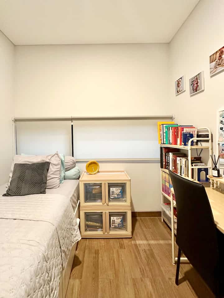 Kamar anak tetap rapi dan estetik walaupun pakai furniture lama🤎
Renovasi rumah memang butuh biaya banyak. Apalagi mengisi rumah akan lebih butuh banyak biaya. Mengisi rumah jika budget pas-pas an seperti kami, bisa menggunakan skala prioritas.
Untuk kamar anak yang belum terlalu urgent, semua furnitue menggunakan barang lama sebelum renovasi. Supaya tetap terlihat bagus dan tidak norak, usahakan pilih warna netral. Karena warna warna netral seperti putih, hitam atau coklat bisa digunakan sampai kapanpun dan timeless. 
Jadi ga masalah loh kalau furniture dirumahmu pakai barang lama dulu sambil menunggu dana atau budgetnya terkumpul 😊
#homedecor
#kamaranak
#kidsbedroom
#homestyling
#dekorasikamaranak
#kamarlahanterbatas
#spacesaving
#kamaranaklakilaki
#inspirasirumah
#modernindustrial
#homestagram 