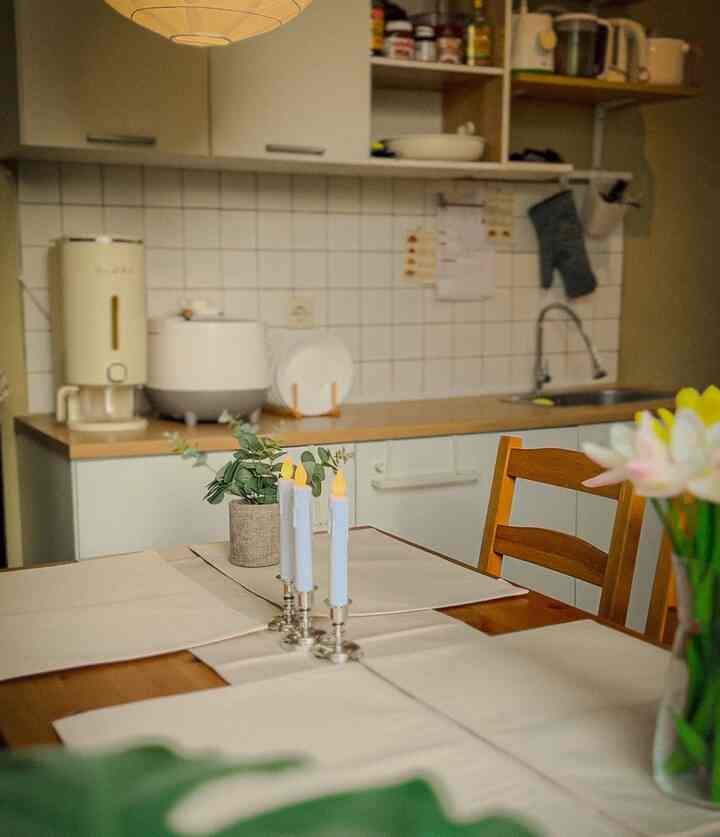Dapur berdampingan dengan meja makan dan tanpa sekat juga ke area living room benar benar open space tidak ada sekat sama sekali. Ruangan jadi lebih lega, sirkulasi udara dan cahaya tetep baik apalagi kami memiliki pintu lipat kaca yang mengarah ke innercourt yard.

#kitchensetikea #kitchensetknoxhult #kitchensetminimalis #diningsetikea #diningsetminimalis #dapuropenspace #rumahtanpasekat