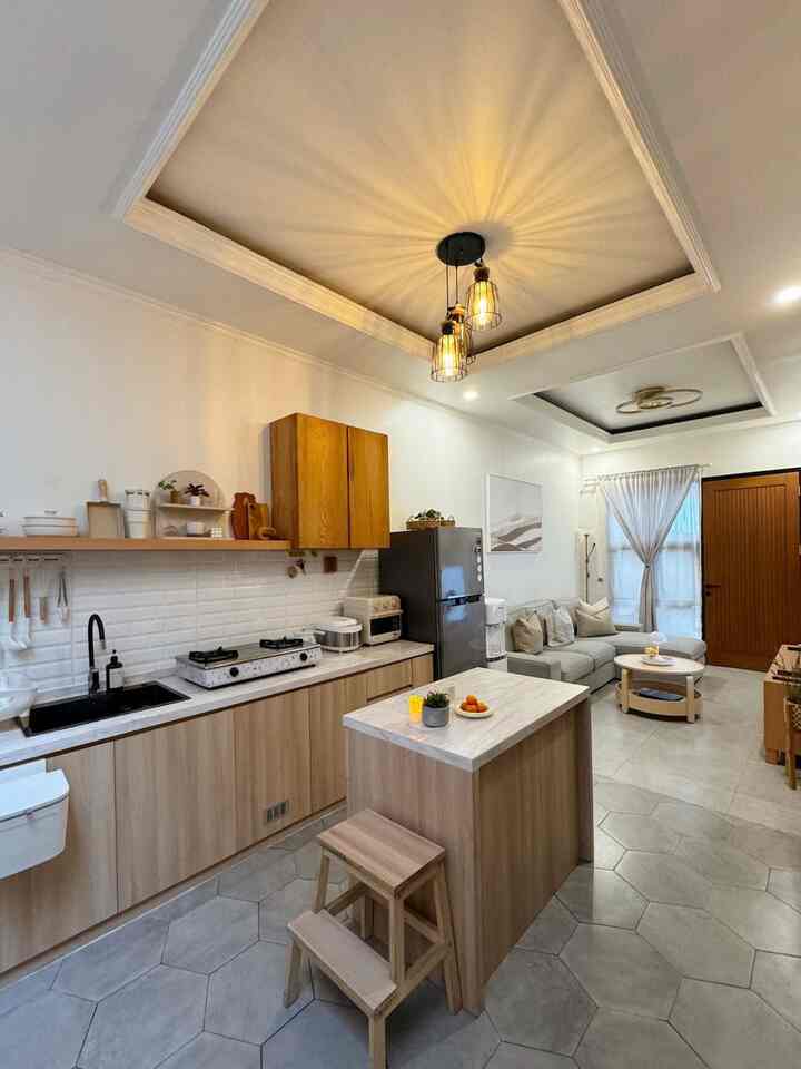 open space kitchen vibes afternoon🌟

Dapur ini kita pilih konsep open space yang menyatu dengan area livingroom, tidak ada sekat sehingga terlihat luas.

Ini suasana dapur disore hari, biasanya kita nyalain lampu gantung dan lampu downlight warm white supaya terkesan lebih hangat.

#KitchenSet 
#KitchenSetMinimalis
#InspirasiKitchenMinimalis
#WarnaCatRumah
#DapurOpenSpace
#RumahTanpaSekat
