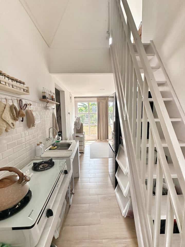 
Dapur segaris kami ini memiliki ukuran 2,5x1,5m.  Kami mencoba memaksimalkan dengan beberapa storage dan rak.  Untuk pemilihan warna tetap didominasi warna putih dan elemen kayu 

#storagetransparent #ambalan #keramik #rakserbaguna #lacibawahwastafel #rakbumbu #storagebox #inspirasidapurmungil #dapurcompact