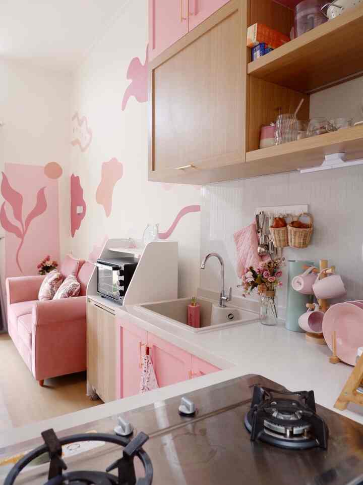 Dapur menyatu dengan ruang makan dan living room? Ya tentu saja gak masalah bagi kami 😁
Dengan rumah seluas 36 meter persegi, kami memanfaatkan open space area untuk ketiga ruangan tersebut. Tentunya meja makan dari Pira yang fleksibel untuk dilipat, menjadikan open space antara dapur dan living room menjadi sangat efisien untuk kami 😍

#dapuropenspace #rumahtanpasekat #mejamakanfleksibel #rumahpinkymama #rumahopenspace #kitchensetideas