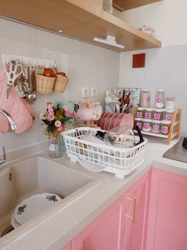 Apa yang menarik dari dapur ini? Tentu saja warna kitchen setnya dong ya 🤭 Warna pink dari dapur ini menggunakan cat duco dari nippe 2000 warna pink nosegay. Sejujurnya kami maunya sih lebih dusty lagi. Tapi ternyata pihak kontraktor tidak bisa kalau mixing warna. Jadilah dapur ini punya warna pink kayak gini 😄
Walau begitu, dapur ini tetap sesuai ekspektasiz apalagi dengan perintilan dapur warna senada. Makin terlihat cantik 😍

#dapurpink #kitchensetduco #dapuropenspace #rumahpinkymama #openspacehome