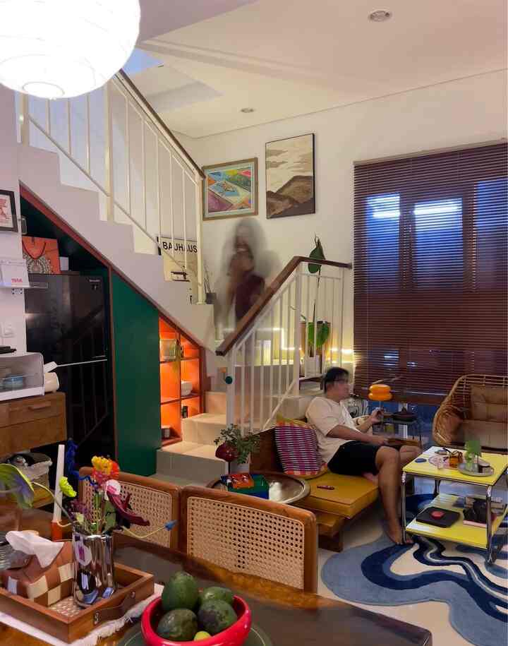 Hai, ketemu lagi sama area Open Space kitchen & dinning di @first21.haus yg menyatu langsung dengan Living room kita. Kali ini dgn jepretan night vibes jadi beginilah suasana malam yg mendung dan hujan seharian menemani aktivitas malam hari kami. 

Karena tanpa sekat, ruangan terasa lebih lega untuk mobilitas memasak dan makan di meja makan bisa sambil menonton film di Tv. Semakin bebas pula untuk menata interior dan dekorasi sesuka hati. Dan supaya semakin lega ada pintu sliding aluminium kaca bermotif kayu yg menuju taman belakang, ini sangat membantu sirkulasi udara saat memasak dan terjadinya crossed ventilation dr depan ke belakang. Namun disaat hujan seperti ini pintu sliding kami tutup agar tidak tampias ke dalam.

Selamat berakhir pekan teman-teman, Have a nice day.. semoga bermanfaat ya 🫶

#DapurOpenSpace #RumahTanpaSekat #KursiStainlessKayu #KursiMakan #KursiMakanStainless #VasKeramikSilver #BackSplashDapur #TilesBackSplash #PintuAluminiumKaca #PintuSlidingJapandi #RakLaciGelas #KitchenMidcenturyModern #NampanBakiEstetik #BungaPlastikPopColor #NightVibes 