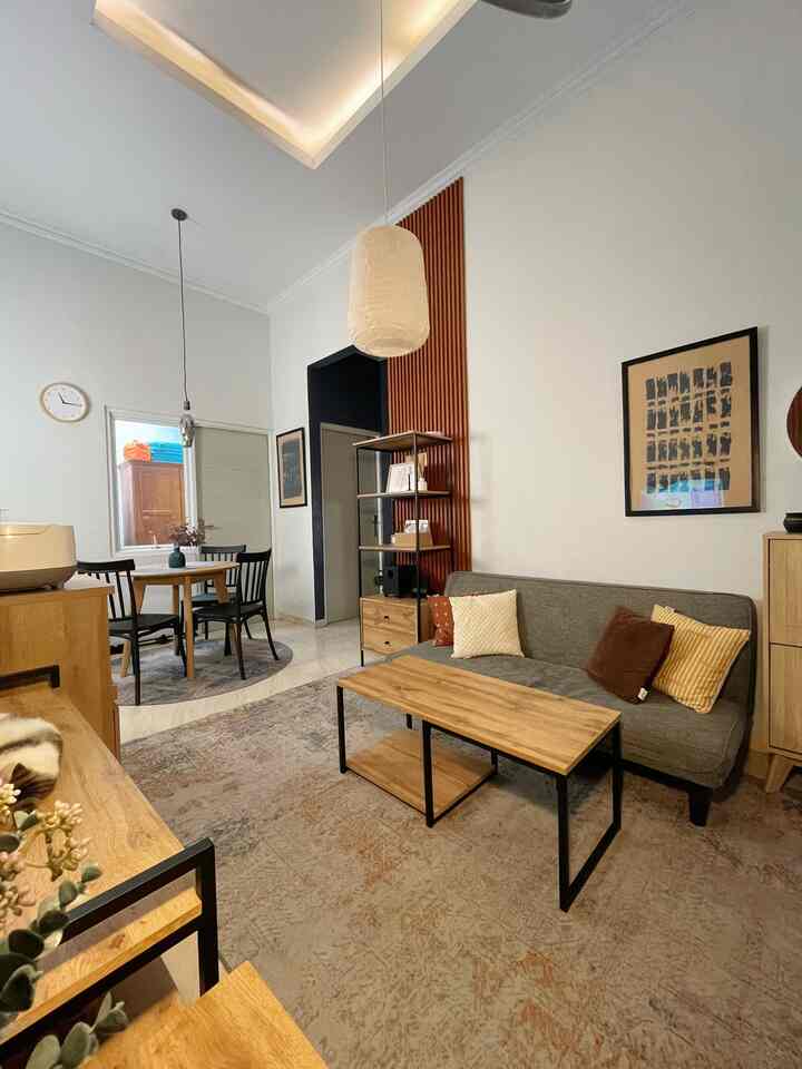 Open space, open possibilities.✨

Ketika kitchen & dining area menyatu dengan living room, ruangan jadi terasa lebih lega dan hangat. Detail-panel kayu, lampu gantung statement, dan pemilihan furniture minimalis membuat setiap sudut tampil estetis tanpa berlebihan. Ruang kecil bukan lagi hambatan, justru jadi inspirasi! Siapa yang suka area open space seperti ini? 💛🍋
#HomeDecorIdeas #KitchenSetMinimaist #WpcPanel #MejaMakanMinimalist #OpenSpaceLiving #RumahIndustrialMinimalis #CozyCorner #DapurOpenSpace #RumahTanpaSekat 
