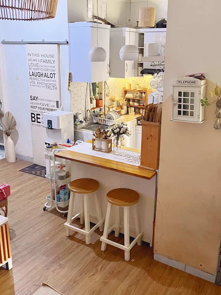 Rumah mungil dengan konsep “Open Space”
adalah salah satu cara menyiasati agar ruangan tetap terlihat luas tanpa adanya penyekat.✨✨🏡

Jadi ruang makan dan dapur menjadi satu sehingga lebih leluasa dalam beraktifitas.❤️

Tetap telihat aesthetic dengan pemilihan warna dominan putih dan sentuhan warna kayu sehingga vibes looks clean bikin betah di ruang makan dan dapur.  ✨✨

Bagaimana tetangga online? 🏡✨
Semoga terinpirasi 🥰🍀

#kitchenset #kitchensetminimalis #mejaisland #wadahsendok #kotakkunci #taco #lantaivinyl #dapuropenspace #rumahtanpasekat
