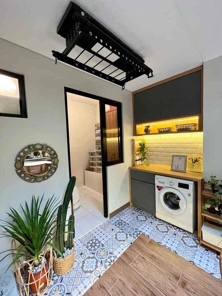 Compact house kami tentu memiliki laundry space biarpun tidak terlalu luas, kami menggunakan jemuran baju elektrik biar menghemat tempat. Cuci, jemur, setrika dalam satu area membuat ruangan jd efisien.
#laundryspace #laundryroom #arealaundry #areacucijemur #areacuci #cattembok #catrumah #kabinetlaundry #stikerlantai