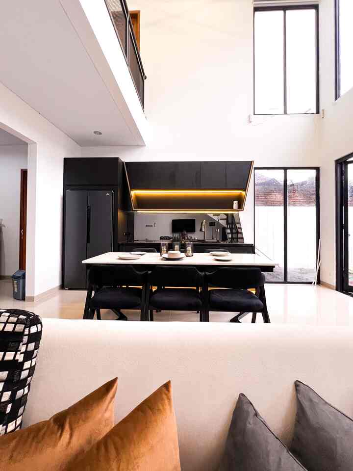 Konsep open space belakangan ini menjadi pilihan agar rumah tampak lebih luas dan nyaman.

Di rumah bujangan living room, dining area dan dapur bersih berada pada satu ruang yang sama menggunakan konsep open space ✨✨✨


#diningset #mejamakan #tempatlilin #kitchenset #taco #kulkassidebyside #cermin #backsplash #DapurOpenSpace #RumahTanpaSekat