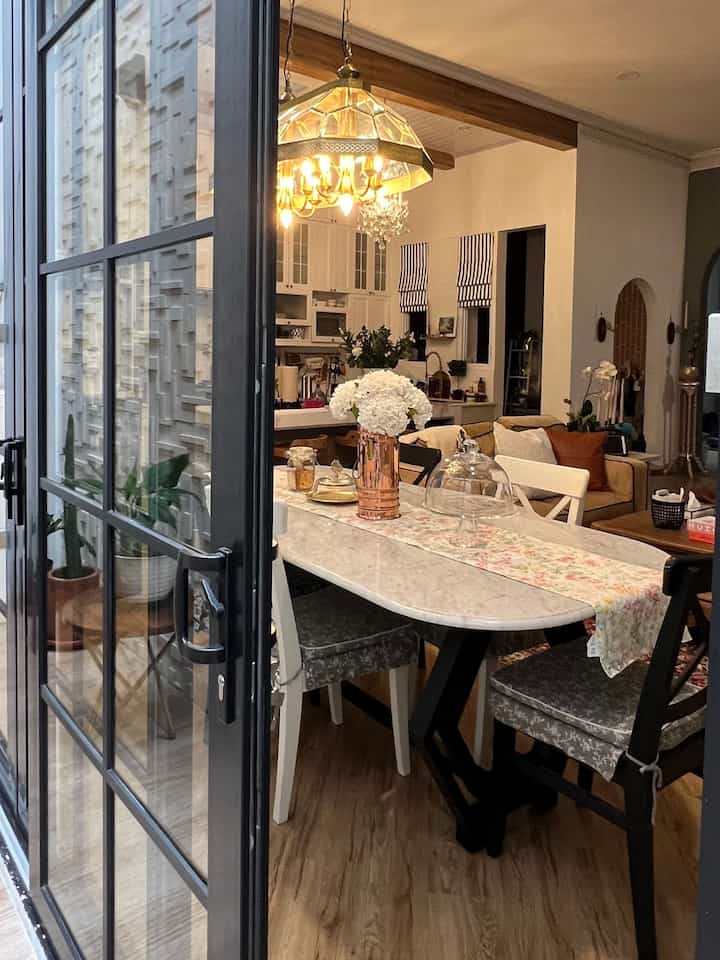 💫 
𝑴𝙤𝒔𝙩 𝙫𝒊𝙨𝒊𝙩𝒆𝙙 𝙖𝒓𝙚𝒂 di #rumahlimut adalah 𝙡𝒊𝙫𝒊𝙣𝒈 𝒓𝙤𝒐𝙢 + 𝙠𝒊𝙩𝒄𝙝𝒆𝙣 + 𝙙𝒊𝙣𝒏𝙞𝒏𝙜 𝙧𝒐𝙤𝒎.  

𝙕𝒐𝙣𝒊𝙣𝒈 area tanpa sekat dibedakan dengan funiture meja makan, meja 𝙞𝒔𝙡𝒂𝙣𝒅 dan pemasangan karpet pada area 𝒍𝙞𝒗𝙞𝒏𝙜 𝙧𝒐𝙤𝒎.

Konsep 𝒐𝙥𝒆𝙣-𝙥𝒍𝙖𝒏 dirancang agar beberapa kegiatan rumah dapat dikerjakan bersamaan/multitasking. 
Artinya saat kami santai menonton tv dapat sambil memasak dan menikmati hidangan. Berkumpul sambil berbincang & menjamu kerabat dekat. 

Fitur Pendukung Kegiatan Multitasking di #rumahlimut antara lain:
▪️ Meja island yang cukup besar sehingga multifungsi, selain untuk pekerjaan dapur, juga menjadi tempat yang cukup nyaman untuk sebuah laptop sehingga mudah bekerja di area ini. 
▪️ Integrasi teknologi: saklar yang tertanam di area island untuk kebutuhan pengisian daya
▪️Pencahayaan yang baik di area ini yang dapat dirubah-rubah untuk bekerja, untuk istirahat & untuk hiburan.
▪️ Internet yang stabil untuk mendukung semua kegiatan di area ini.

#KitchenSet
#RuangTV
#TVarea
#RuangMakan
#dapur
#whitekitchen
#mejaisland
#LivingRoom
#DindingGRC
#potfiller 
#LampuKristal
#PlavonPVC
#WarnaCatRumah
#WallpaperEstetik
#Cat
#DapurOpenSpace
#RumahTanpaSekat
#OpenPlanHouse
#bantalsofa 
#TapperCandle
#TempatLilin
#tablesetting 
#GoldFaucet
#KursiMakan