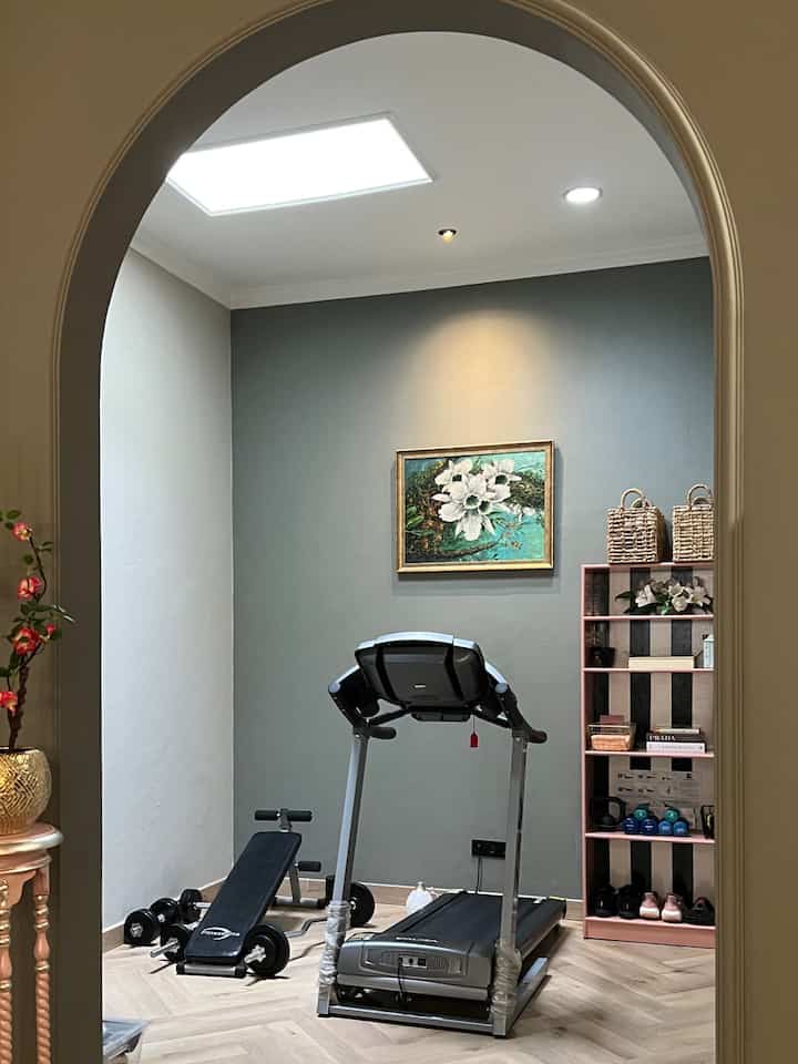 The gym room in #rumahlimut is made without doors, integrated with the living/tv room area. The area is only 12 m2. 
The ideal size for a home gym depends on the type of exercise and equipment we plan, but here is a general guide to the minimum space needed: 

🏋️‍♂️ 𝐇𝐨𝐦𝐞-𝐆𝐲𝐦 𝐊𝐞𝐜𝐢𝐥 𝐝𝐚𝐧 𝐁𝐚𝐬𝐢𝐜 
(Free Weightlifting and Free Weightlifting with Equipment 𝑭𝙧𝒆𝙚 𝙒𝒆𝙞𝒈𝙝𝒕). Ideal room size: (4.5-6.5 m2). 
🏋️‍♂️ 𝐇𝐨𝐦𝐞-𝐆𝐲𝐦 𝐒𝐞𝐫𝐛𝐚𝐠𝐮𝐧𝐚 
(Weightlifting + Cardio Machine). Ideal room size: (9-14 m2).
🏋️‍♂️ 𝐇𝐨𝐦𝐞-𝐆𝐲𝐦 𝐓𝐢𝐧𝐠𝐤𝐚𝐭 𝐋𝐚𝐧𝐣𝐮𝐭
(Weightlifting, 𝑩𝙚𝒏𝙘𝒉, 𝙋𝒐𝙬𝒆𝙧 𝙍𝒂𝙘𝒌, and 𝘾𝒂𝙧𝒅𝙞𝒐).
Ideal room size: (14-23 m2).

𝐇𝐨𝐦𝐞-𝐠𝐲𝐦 𝐒𝐞𝐭𝐮𝐩 𝐝𝐢 #𝐫𝐮𝐦𝐚𝐡𝐥𝐢𝐦𝐮𝐭 
▪️ Floor: SPC herringbone 
▪️ Mirror: floor mirror 
▪️ Essential Oil Diffuser 
▪️ Storage: gym-gear, towels, running shoes, tumblers, sanitizer spray, essential oils.
▪️ Equipment: treadmill, free-weights, yoga mat, gym-ball, bench)
▪️ Wall arts

#homegym
#gym
#treadmill
#gymball
#dumble
#kettlebell
#sportsroom
#SPCfloor
#wallpaint
#goldbasket
#aestheticbasket
#dummybook
#tumbler
#yogamat
#sportsmat
#gymmat
#sportstool
#sportsathome

