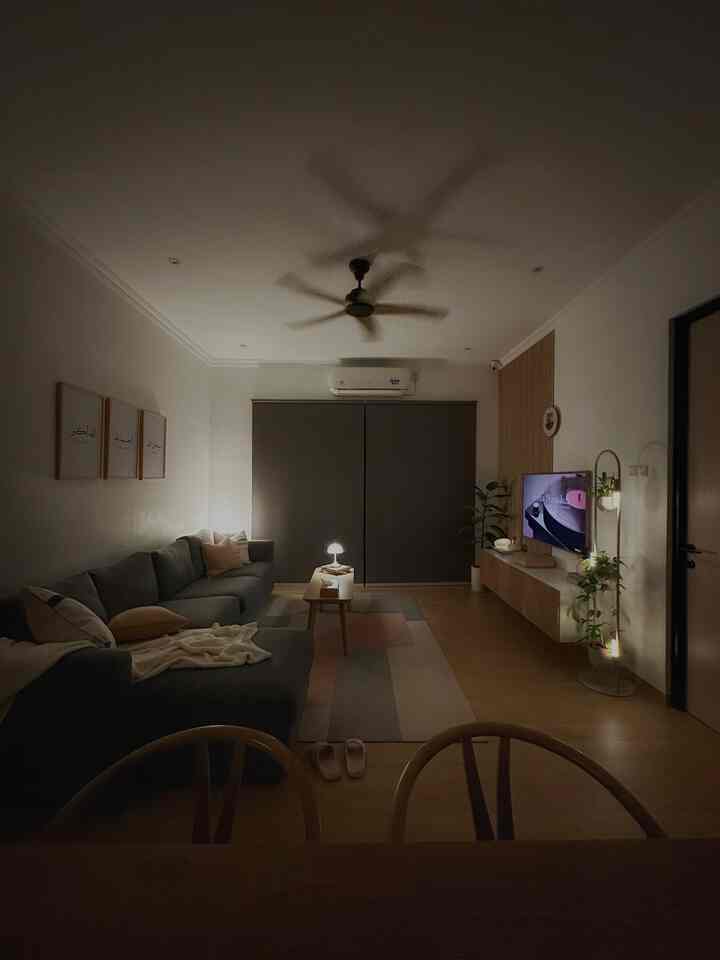 Warm light pada malam hari bisa menciptakan mood yang romantis dan relax. Biasanya disini, kalau anak-anak semua sudah masuk ke kamar masing-masing, lampu-lampu kecil ini baru akan menyala. Waktunya “me time” untuk mamanya nonton drakor ☺️☺️.

TIPS : coba deh dekor rak Daksjus IKEA kamu dengan Tozami lampu sensor dari Tataruma, karena lampunya memiliki magnet dan kita bisa tempelkan di tiang rak dakjsus yang terbuat dari baja. Voilaaaa hasilnya memukau banget ✨✨✨

#warmlight
#inspirasilighting
#ikeahacks
#livingroom
#sofaLshape