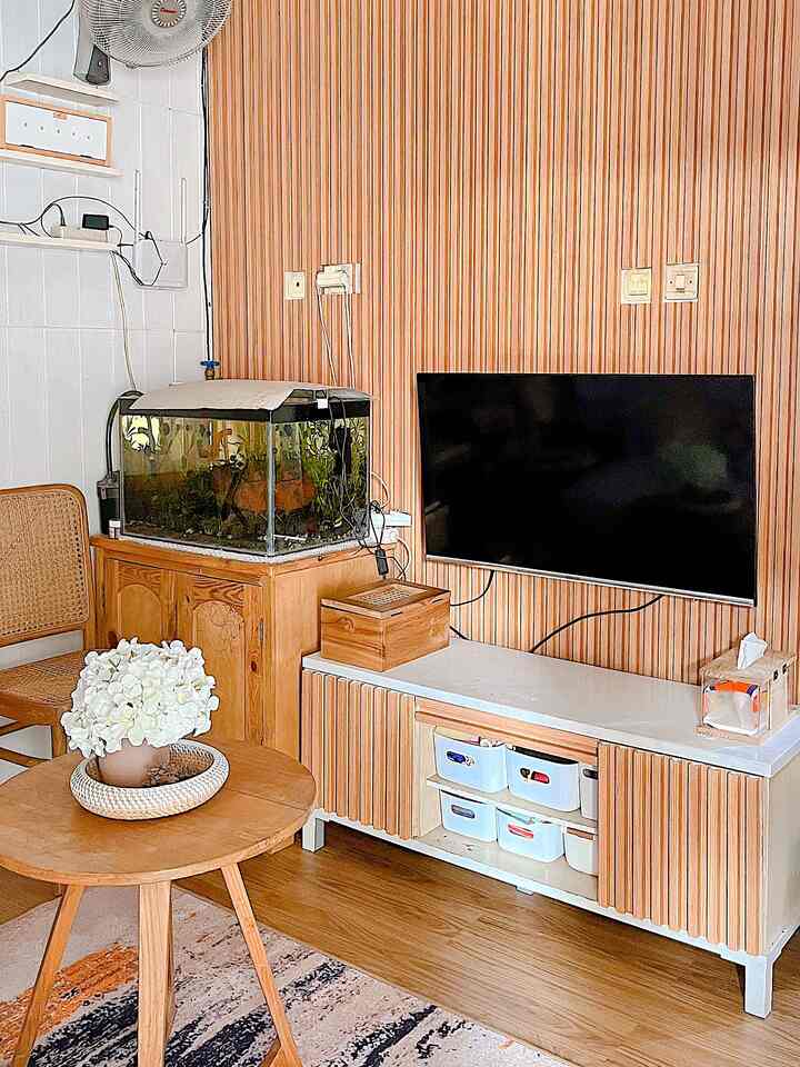 Ruang keluarga yang terkadang merangkap menjadi ruang tamu, karna rumah mungil sehingga ruang keluarga juga dapat dijadikan ruang tamu, namun biasanya orang terdekat saja yang masuk ke ruangan ini. 😁🏡

Dan untuk menyiasati agar rumah mungil terlihat luas maka kami tidak memasang hiasan dinding atau walldecor agar tidak terlihat ramai. Maka sebagai gantinya kami memasang wpc wallpanel sehingga terlihat aesthetic dan luas.

Serta untuk menyiasati kabel kabel agar terlihat rapi , kami memakai penutup meteran rotan. Karna lebih besar sehingga muat banyak dan pastinya terlihat aesthetic ✨✨✨

Bagaimana tetangga online, semoga menginspirasi ✨🏡🍀

#wpcwallpanel #mejabulat #bungaartificial #kotakpenyimpanan #karpet #lantaivinyl #kotakkabel #ruangtv #ruangkeluarga #ruangtamu #rumahmungil 