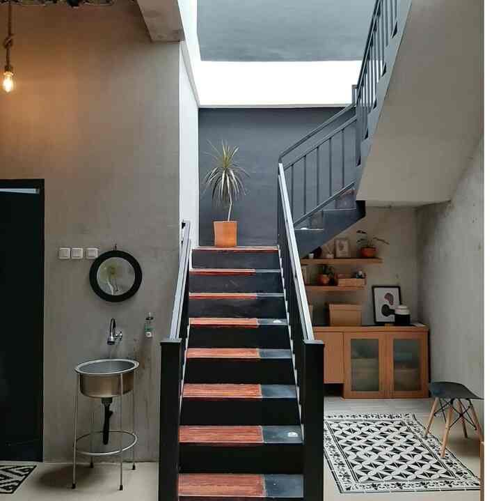penempatan tangga dalam rumah cukup mempengaruhi rumah jadi kliatan sempit atau ga. menurutku posisi tangga jangan berada di tengah ruangan apalagi klo menggunakan tangga dari coran yg lumayan keliatan tebal & kokoh. ruangan jadi berasa sempit, baiknya tangga diletakan dipinggir & area bawahnya dimanfaatkan 


#rumahindustrial #tanggabeton #railingbesi #renovtanpaarsitek #minimalisindustrial #inspirasitanggarumah