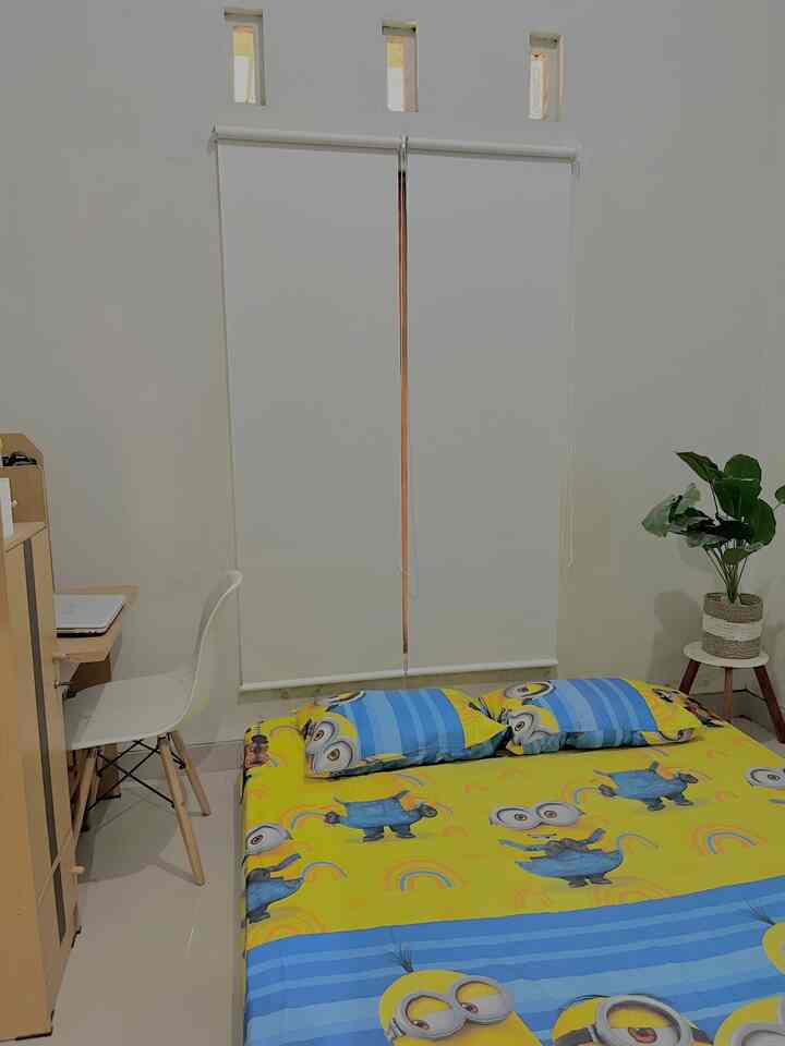 Kamar kedua. Sebenarnya ini untuk kamar anak tapi karena anak-anak masih suka tidur sama kami jadi aku cuma kasih sedikit dekorasi sesuai kebutuhan aja agar rapi,minimalist dan nyaman. Selain itu ruang ini juga bisa untuk ruang belajar.🥰

#kamarTidur
#Kamaranak
#InsipiarasiKamar
#InspirasiKamarMinimalis
#InspirasiKamarAnak
#DekorasiKamar
#KamarBelajar