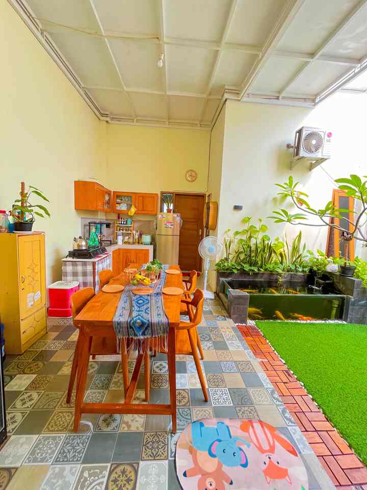 Mempunyai kitchen dan dining room dengan konsep openspace dan semioutdoor, menjadikan area ini menjadi area favorite di dalam rumah

#kitchenset #kaintenun #keramikvintage #rumputsintetis #gordenkolongdapur #kursimakanjati #dapuropenspace #rumahtanpasekat