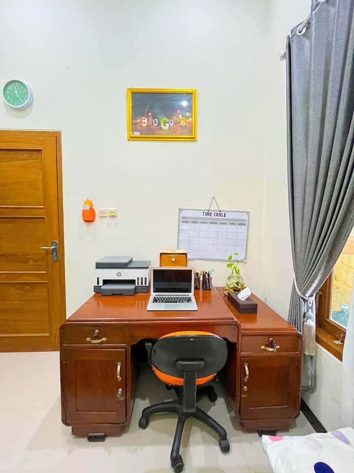 Ide ruang kerja yang menyatu dengan kamar anak. Menyelesaikan kerjaan tetap bisa dengan memantau aktivitas anak

#ruangkerja #kursikantor #kotaktisu #kolamikancupang #papantulis #gorden #ruangbelajar #ruangbelajaranak
