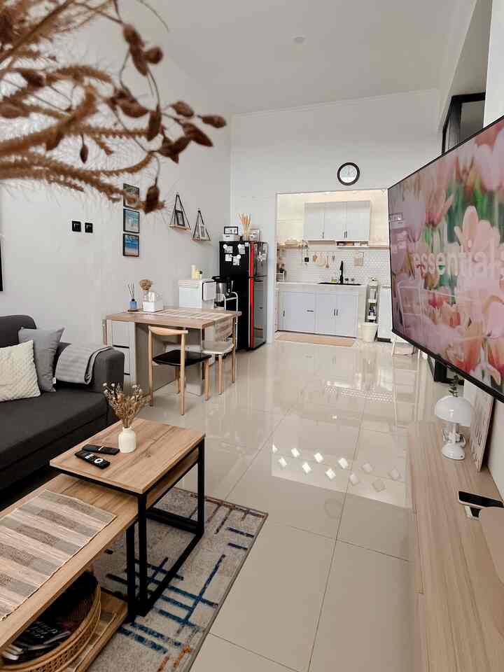 • Open Space Vibes 🤎🤍

Without any dividing walls, the living room area to the kitchen becomes one.

Family gatherings feel warm and connected to each other, air circulation does not feel stuffy so you feel more at home.

Activities become free and comfortable, a small house feels big 😍

What do online neighbors think? Is an open space like this suitable? 🫶🏻

Save and share this post for those who like the open space theme🤍🤍

#livingroom #dinningroom #kitchenset #KitchenSetMinimalis #PlavonPvc #WarnaCatRumah #WallpaperDinding #WallpaperEstetik #Cat #DapurOpenSpace #RumahTanpaSekat