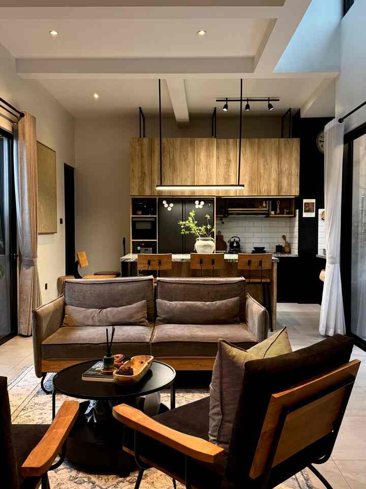 Open plan

Konsep rumah kami dari family room, living room, dining room dan kitchen semua terbuka dan tanpa sekat atau pembeda lantai

Dengan satu tone warna lantai agar kesannya terasa luas 

#bumitimi #dapuropenspace #rumahtanpasekat #kitchenset #livingroom #karpetetnik #lantaiabu #hpltaco #dapurindustrial