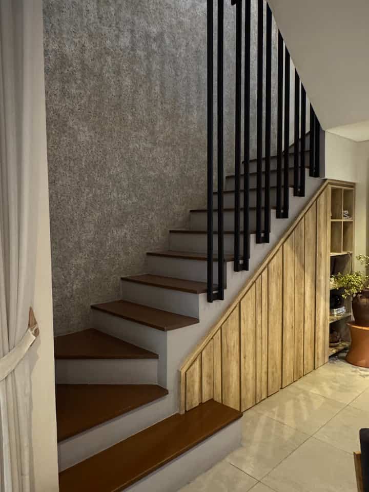 Inspirasi tangga conwood

Iyaa tangga ini pakai alas conwood yaa dengan dicat palisandet brown 
Look like kayu tapi bukan kayu ya ini

#bumitimi #tangga #inspirasitangga #tanggaconwood #conwood #lantaiabu #hpltaco