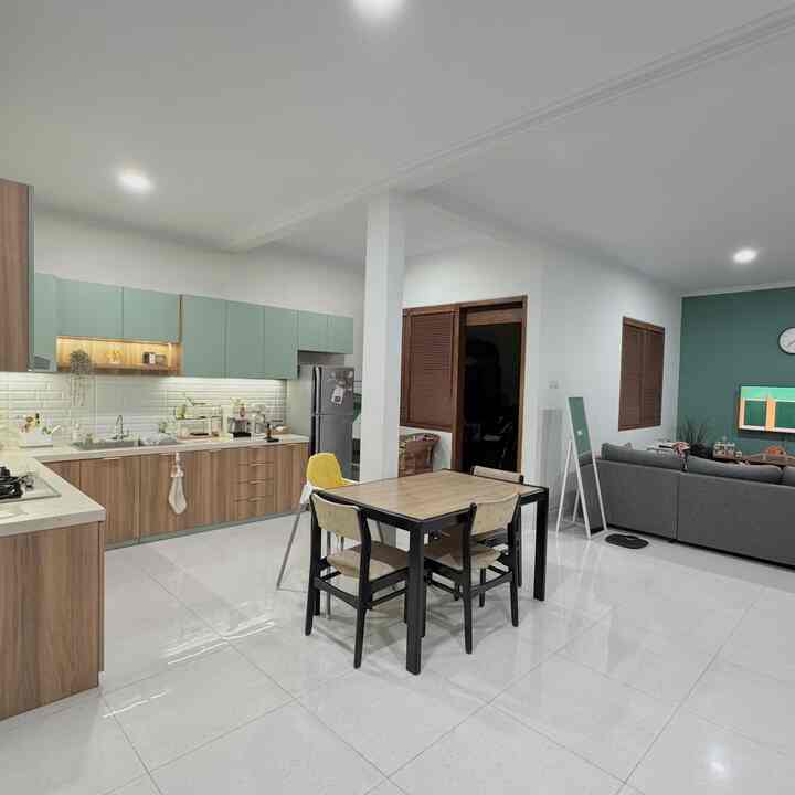 Openspace dapur, ruang makan & keluarga ✨

Meja makan nempel pilar — agar ruangan terasa lega untuk rumah dengan 1 toddler yg suka sepedaan didalam rumah 🙌🏻🏡🚲

#KitchenSet #RuangMakan #RuangKeluarga #KitchenDining #LivingRoom #DapurOpenSpace #RumahTanpaSekat


