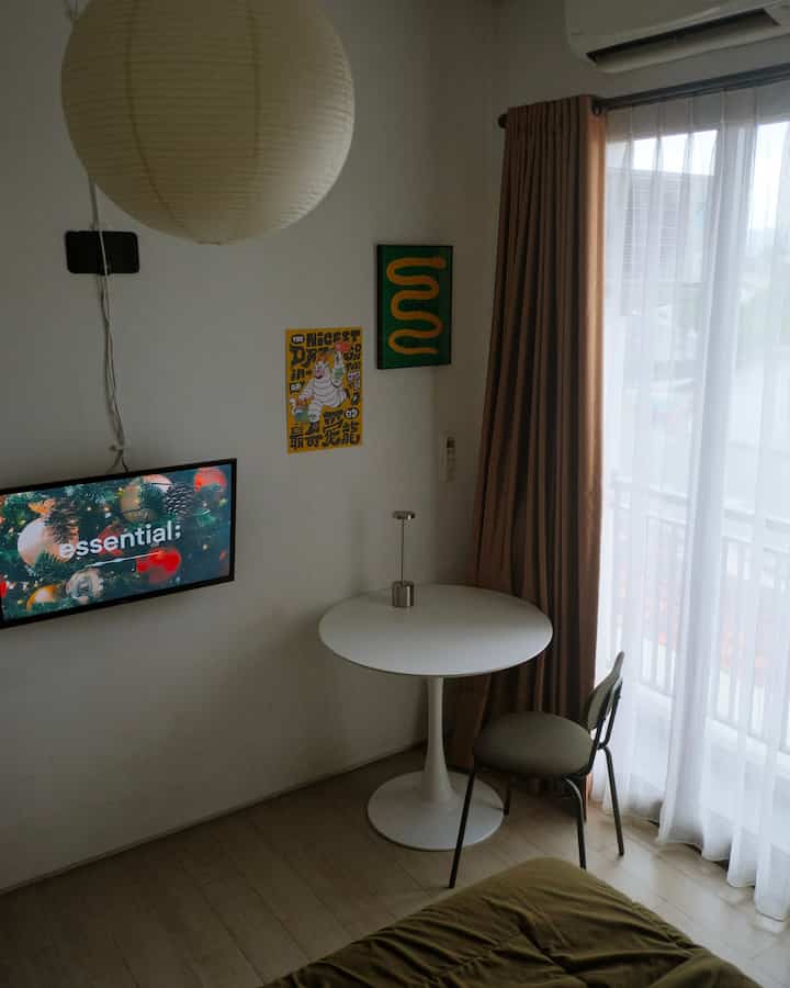 Open space dining area di kos Inspo, memanfaatkan siku kamar sehingga tidak memakan banyak tempat 🍽️ #Diningspaceestetik #mejabundarputih #DapurOpenSpace #DiningRoomOpenSpace #RumahTanpaSekat