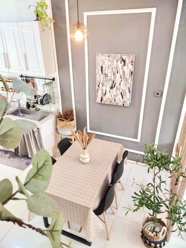 🌸 Open Space Kitchen & Dining 🌸

Ukuran dapur dan ruang makan di rumah ini totalnya 4x2,2m.
Sengaja tidak ada pembatas bahkan sekat sekalipun, supaya terasa luas dan lebih leluasa ketika memasak dan menyiapkan makanan.
Meja makan di rumah ini hanya terdiri dari 4 kursi, sesuai dengan jumlah anggota keluarga kami.
Meja dapur hanya sepanjang 2,2 m, tetapi cukup untuk aktifitas kami memasak dan mencuci piring.
Di tembok ruang makan sengaja dicat berbeda disertai wall moulding supaya ada kesan lebih menonjol di antara ruangan-ruangan lain di rumah ini, dan juga sedikit diberikan wall decor hasil DIY aku sendiri.
Konsep open space ini sangat cocok di rumah kami yang luas tanahnya hanya 75 meter✨

#Kitchen
#DiningRoom
#Kitchenset
#Kitchensetminimalis
#PlavonGypsum
#LantaiGranit
#CatTembok
#CatDinding
#Wallmoulding
#MejaMakan
#DiningTable
#TaplakMejaWaterProof
#KursiMakan
#KursiCafe
#DapurOpenSpace
#RumahTanpaAsekat