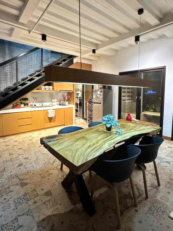 Hi...don't get bored at homeyuqibam hehehe...and the open space area is really visible 🤭🤭🤭 thank God this concept can be said to be the most favorite room for us...sometimes guests come hehehe

Why was the concept made open space? Because we have a lot of children 🤭 mom can cook, dad can wait while watching and can also be in the garden area, and the children are also not out of our sight they can freely play in this area 🥰

And of course activities are more free, and cleanliness and tidiness must be maintained 🤗

#DapurOpenSpace
#RumahTanpaSekat
#KitcheSet
#Rumahyuqibam
#RumahIndustrial
#InspirasiDapur
#DapurIndustrial
#IdeMejakan
#KitchenVibes
#DapurDibawahTangga