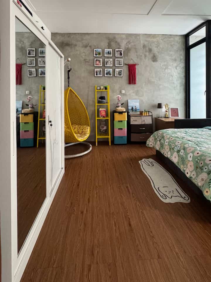 Meskipun tema rumah industrial, boleh dong di kamar tidur ini ada sentuhan dekorasi warna-warni hehehehe 
Perabot ini masih dr perabot rumah sebelumnya, apalagi masih layak pakai juga, alhamdulillah bikin suasana kamarku makin ceria juga 🤭🤭🤭

Semoga bisa jadi inspirasi yah..terima kasih 😍

#KamarTidur
#InspirasiKamarTidur
#SuasanaKamarTidur
#KamarNyaman
#SentuhanWarna
#WarnaCeria
#IdeKamarTidur