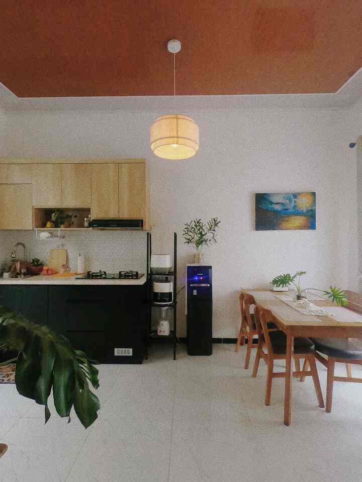 Dapur dan area makan open-plan bertiga.rumah ✨

Area makan dan dapur segaris atau open-plan kitchen menjadi solusi desain yang saat ini banyak digunakan guna mengefisiensikan ruang. Desain ini cocok untuk rumah dengan ukuran kecil seperti bertiga.rumah adapun hal yang menjadi perhatian yaitu pemilihan meja makan yang multi fungsi, palet warna selaras, pencahaan yang baik. Dan salah satu yang terpenting ialah pemilihan material yang mudah dibersihkan. Top table dan HPL kitchen set yang kami pilih pun merupakan material yang mudah dibersihkan, dan jangan lupa untuk pemilihan barang dekorasi seperti taplak meja dan kotak tissue selaras dengan palet warna yang digunakan di area ini. 

#kitchenset #kitchensetminimalis #pvckitchenset #toptablekitchenset #taplakmeja #kitaktissuekaca #DapurOpenSpace #RumahTanpaSekat 