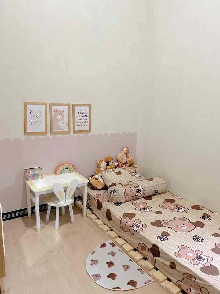 Kamar anak sekaligus tempat untuk bermain dan belajar yang berukuran 3x2,5 m.

#kamaranak #idekamar #spreibear #playroom #inspirasikamar #kamarbermain #mejabelajar #lemarianak #lemaribaju #dipanpalet #paletkayu #kesetbear #kamaraesthetic