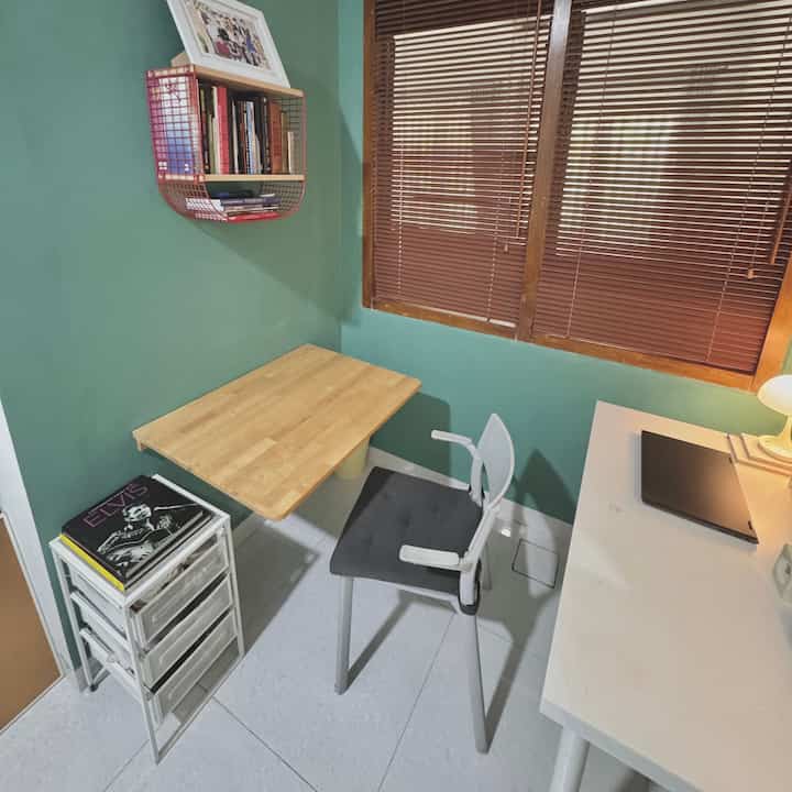 Bikin home office pasutri masing-masing 1 meja? Bisa banget di lahan sempit dengan 2 meja 1 kursi, pakai bergantian 1 kursi & pilih salah satu meja yg bisa dilipat jika tidak dipakai agar lebih nyaman ✨

Sama-sama punya space untuk berkarya masing-masing meski di dalam rumah 🏡✨

#mejakerja #rakbuku #raksusun #raklaci #kursikantor #kantordirumah #wfc #inspo #HomeOffice #CompactHouse #HomeOfficeInspiration