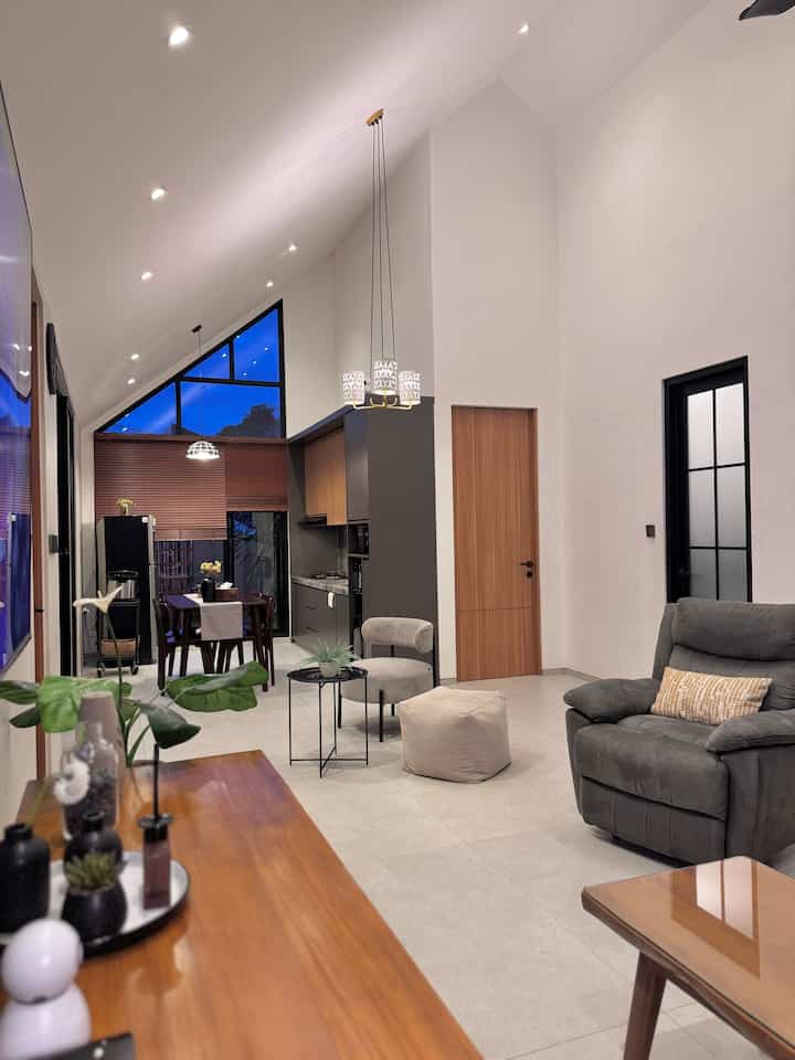 Tempat di mana cita rasa bertemu kebersamaan. Selamat datang di dapur dan ruang makan kami yang penuh kehangatan! 😊✨

#KitchenSet #KitchenSetMinimalis #InspirasiKitchenSet #Cat #CatInterior #WarnaCatRumah #LantaiRumah #InspirasiLantaiRumah #DapurOpenSpace #RumahTanpaSekat #RumahOpenSpace