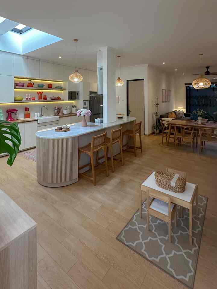 Welcome to my open kitchen and dining space. Disini terlihat semua posisi dapur, ruang makan dan ruang keluarga. Dapurku memiliki luas 6x6 meter. Didalamnya juga terdapat kitchen island dengan stools yang biasa lebih sering digunakan untuk sarapan keluarga sambil memasak bersama di akhir pekan. 

Keuntungan open kitchen and dining space seperti ini, salah satunya adalah bisa prepping makanan sambil memantau semua aktivitas anggota keluarga lainnya diarea lainnya di waktu yang bersamaan. 

Lay out yang nyaman membuat anak-anak juga lebih senang menghabiskan waktu dilantai bawah, dibandingkan berlama-lama didalam kamar mereka masing-masing dilantai 2. 

#openspace
#kitchendiningminimalis
#dapuropenspace
#rumahtanpasekat
#cat
#kitchenisland
