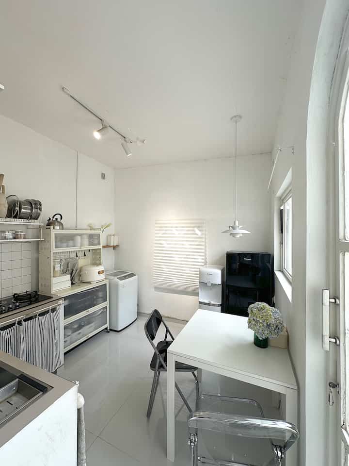 Compact kitchen & dining🖤
+ Laundry area di sudut belakang💫
-
Cara supaya di ruangan 3x3 muat 3 fungsi, kami membuat dapur ini menjadi letter L, sehingga terlihat lega di bagian tengahnya.
#MejaMakan #KitchenSetAtas #KabinetAtas #KursiLipat #KursiPortable #RakPanci #Rakdapur #rakbesidapur #kitchenminimalist #dapurminimalis #dapurcompact #inspirasidapurmungil 