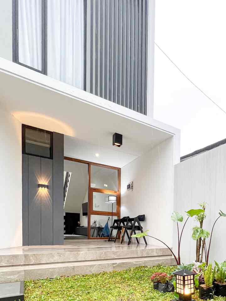 Mungil tapi tetap fungsional ✨✨
Teras di rumah bujangan memiliki ukuran yang tidak besar, teras ini bisa di fungsikan untuk menerima tamu atau sekedar duduk santai menikmati suasana depan rumah.


#teras #kursitamu #lampudindingoutdoor #lampudinding #conwoodplang #standinglamp #mejabulat