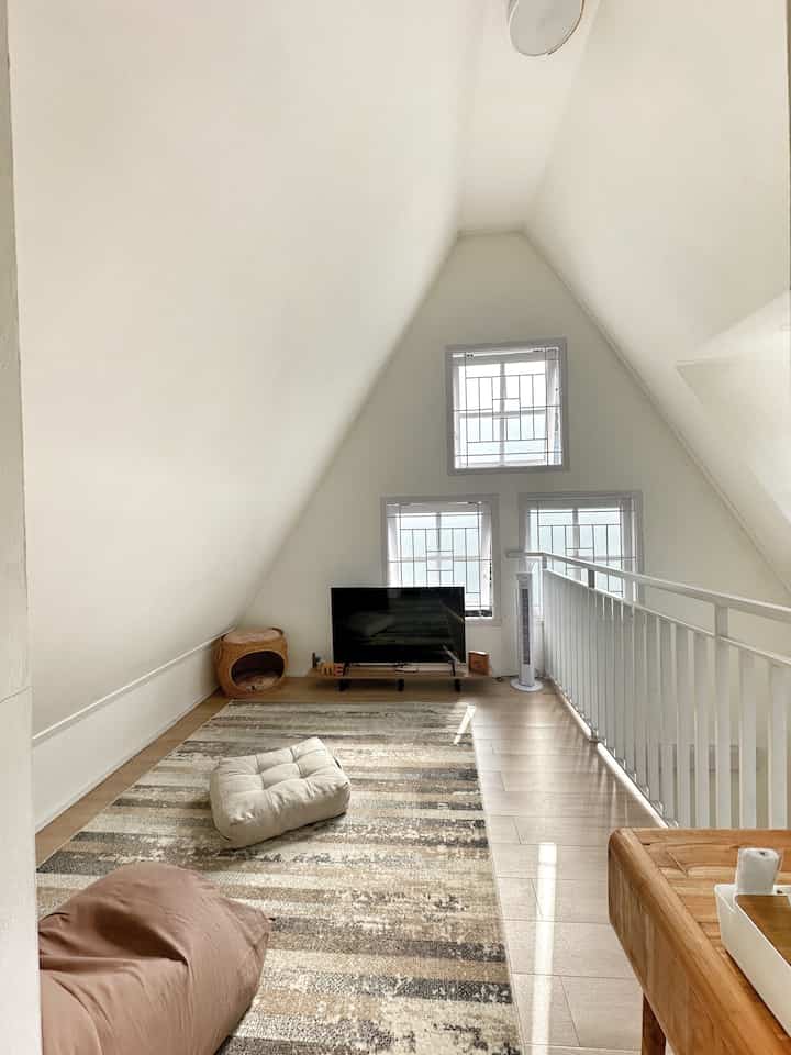 Mezzanine

Ruangan ini kami manfaatkan sebagai area santai untuk rebahan sambil nonton atau membaca.
Sebagai pemanis ruangan dan juga fungsional aku letakkan meja nakas rotan di pojokan.  Warna-warna earth tone juga mendominasi ruangan ini.


#bantalduduk #deskshelf #kipasangin #beanbag #mejanakas #jammejakayu #mezzanine #karpet #dekorasiminiatur