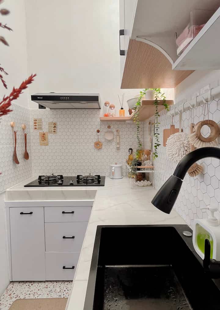 • new spot on my kitchen 🤎🤍

walau spot pojokan ini sempit, tapi simpan rak susun seperti ini jadi terlihat banyak ruang penyimpanan.

disini aku banyak sentuhan kayu, agar terkesan white n wood nya.

area ini di isi dengan alat masak yang sering aku gunakan, dari botol minyak, wadah bumbu sama tatakan gelas.

gimana menurut tetangga terlalu rame ga dekorasinya?

semoga menginspirasi yaah..
save dan share postingan ini untuk referensi kitchen🤎🤍

#KitchenSetMinimalis #Kitchen #KitchenDekorasi #KitchenItem #KitchenHacks #DekorasiDapur #DapurMungil #DapurMini