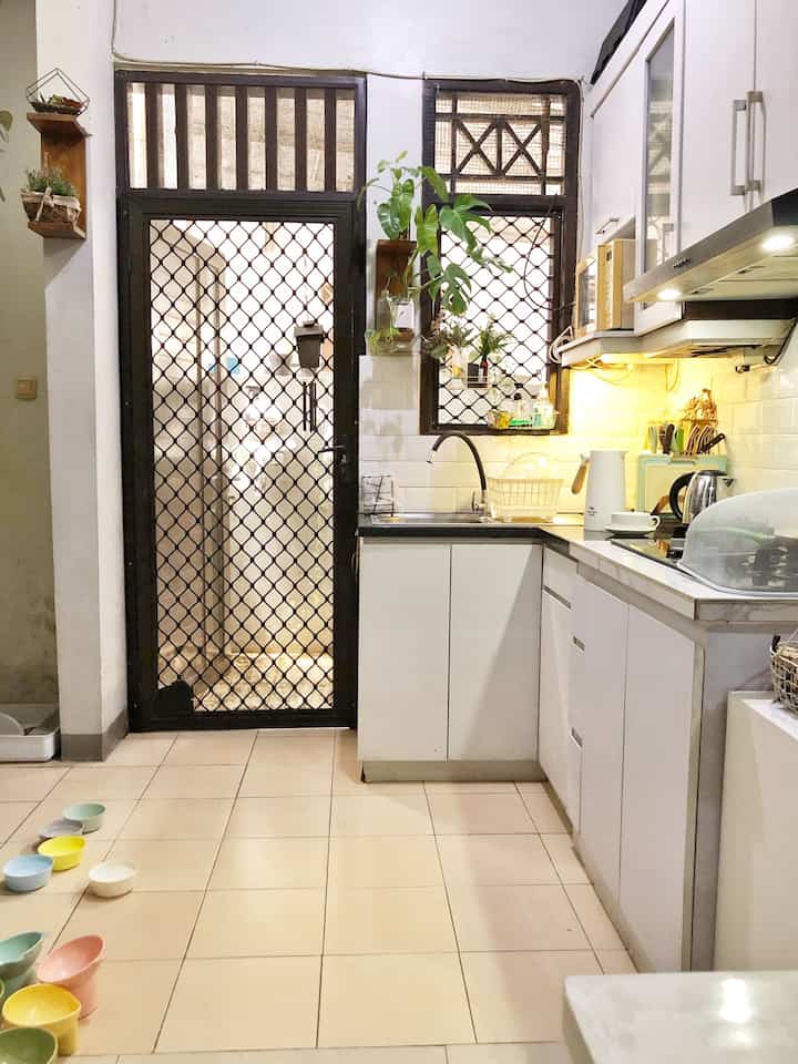 Mendapatkan rumah yang lokasinya dekat kemana-mana, membuat kami berdamai dengan ukuran dapur yang terbilang mini ini. Yang pentinf multi fungsi, optimal menyajikan menu untuk keluarga.

Pinter pinter aja menyiasati. Yang penting, rapih dan punya sirkulasi udara bagus. Gimana, setuju kan?

#inspirasiDapurMungil #DapurCompact #LantaiDapur #komporrinai #ketellistrik #waterjug #rakbumbu #keranjangpiring #chopperboard 