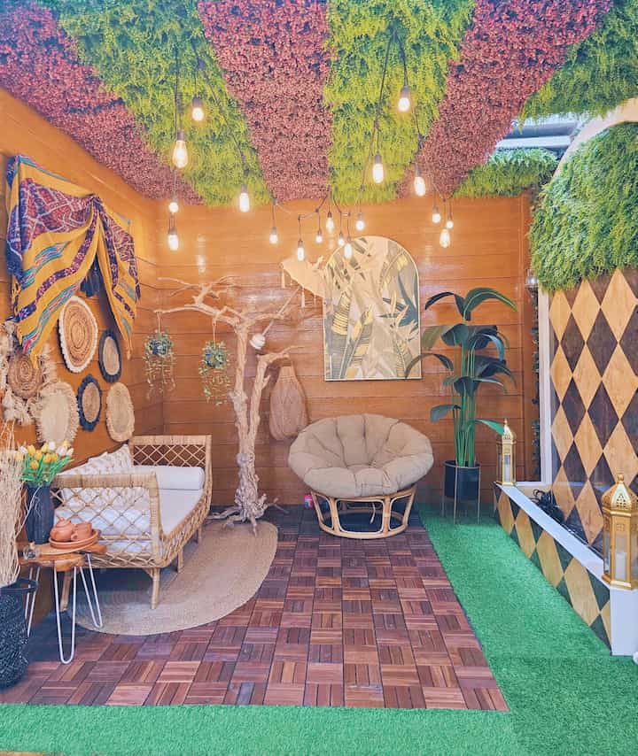 Ruangan ini awalnya area full lahan terbuka saat kami beli rumah standar developer. Namun karena kami membutuhkan area laundry room dan juga living room dilantai 2, jadi dibagian atasnya kami dak untuk penambahan ruangan dilantai 2. Seharusnya bukaan diarea ini lebih luas sampai 1,2 m tapi karena kesalahan saat renovasi yang tidak di monitor tiap hari, lubang udaranya hanya 60cm saja.
.
Dan ruangan ini kami anggep sebagai indoor backyard/lounge area dengan air mancur yg kami desain supaya dirumah tapi seperti berasa lagi di cafe.
.
#woodplank #grc #tanamanartificial #kursirotan #airmancur #rumahkecil #indoorbackyard #anyamanrotan #bungaartificial #ruangsantai #rumputartificial #rumputsintetis 