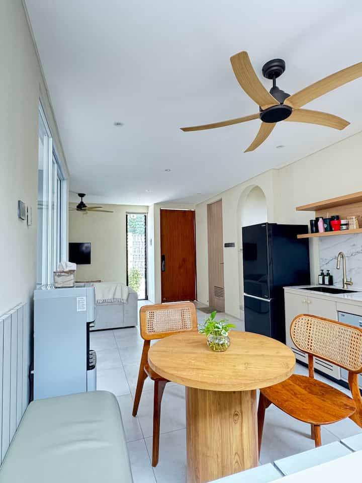 Definisi buka pintu langsung keliatan seluruh isi rumah alias open space. Karena rumah kami compact, jadi kami tidak ingin ada sekat di lantai pertama. Tujuannya supaya rumah terasa lega dan mudah juga dibersihkan nantinya. Sirkulasi udara juga menjadi lebih baik dengan adanya cross ventilation dari jendela nako.


#KitchenSetMinimalis #PlavonGypsum
#WarnaCatRumah  #Cat
#DapurOpenSpace
#RumahTanpaSekat