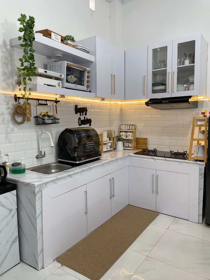 Punya dapur kecil jangan berkecil hati, dapur ku ini letter L dengan ukuran 3x3 meter biar terkesan luas aku pakai warna dinding putih dan lantai Granit putih , tinggi plafon 3,8meter dan printilan dapur berwana putih, ada beberapa sentuhan printilan dari bahan kayu dan menggunakan barang seminimalis mungkin dan multifungsi #InspirasiDapurMungil
#DapurCompact #Kitchenset
#KitchenSetMinimalis  
#WarnaCatRumah #stiker #stikermejadapur 
#WallpaperEstetik #Cat #printilandapur #oven #kesetdapur 