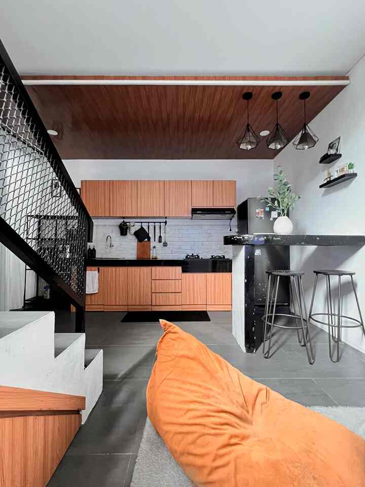 Kitchen & Dining Open Space ✨

Satu2nya ruangan berkonsep open space di #BruwnHouse adalah living room yang menyatu dengan dapur dan meja makan. Solusi open space membuat ruangan ini lega dengan syarat tidak menambahkan banyak perabot. Kegiatan memasak juga lebih efisien karena bisa sambil memantau toddler yang beraktivitas di ruangan ini. Siapa yang mau coba konsep open space juga? Gimana menurut tetangga? ✨

#KitchenSet
#KitchenSetMinimalis
#PlavonPVC
#MejaMakan
#OpenSpace
#DapurOpenSpace
#RumahTanpaSekat