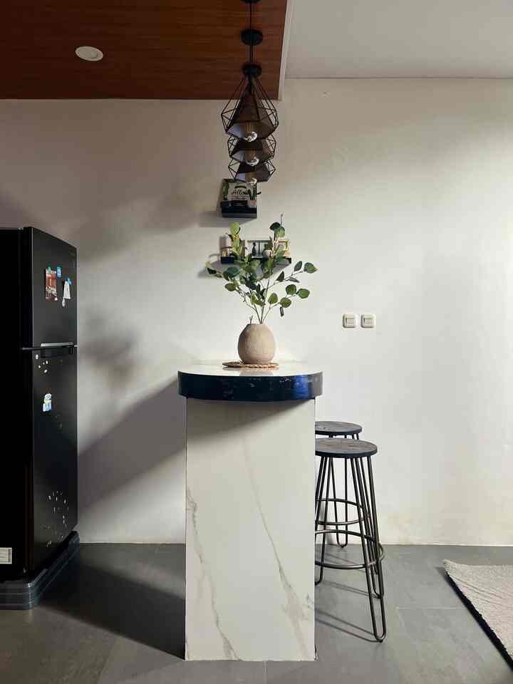 Dining Area Inspo ✨

Meja makan yang dibikin ala2 bar dengan tinggi 100 cm ini salah satu wishlist kami, tapi belakangan jarang digunakan karena lebih suka makan lesehan 😅

Material top table menggunakan granit berukuran 60x120 cm. Warna granit putih dengan sedikit corak abu2 menambah kesan industrial sesuai konsep #BruwnHouse.

#DiningRoom
#DiningArea
#Granit
#MejaMakan
#LampuMeja
#LampuGantung
#IndustrialHouse
#RumahIndustrial
