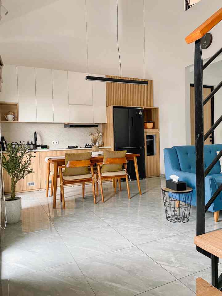 Kitchen & Dining Area yang lega ✨

Area ini memang dibuat dengan konsep open space. Kitchen, Dining & Living room menjadi 1 ruangan yang cukup lega.
Adanya area ini membuat kesan segala aktivitas di rumah terasa lebih menyatu dan menyenangkan. Sambil memasak, kami bisa sambil mengobrol santai atau bermain bersama.
Ditambah adanya jendela-jendela yang cukup besar dan adanya plafond yang cukup tinggi, sirkulasi dan pencahayaan sangat baik di area ini.

Semoga menginspirasi ✨

#KitchenSetMinimalis #KitchenSetJapandi #DiningSetMinimalis #InspirasiDapurMinimalis #DapurOpenSpace #RumahTanpaSekat