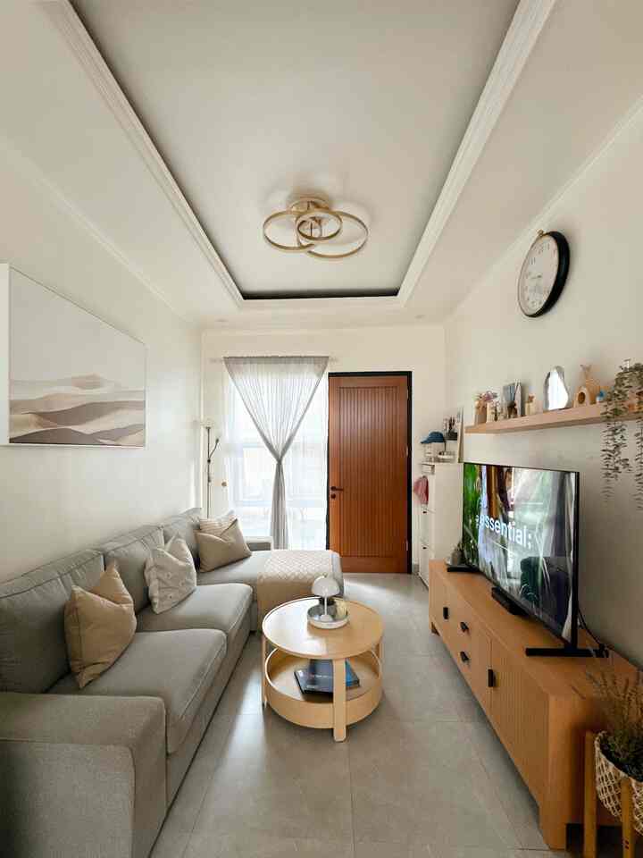Ruang Multifungsi di Rumah

Karena rumah kita ukurannya mungil. Jadi living room adalah salah satu ruang multifungsi, bisa menjadi ruang keluarga atau bahkan jadi ruang tamu.
Living room ini kita dekor minimalis, ada sofa untuk duduk, coffe table, meja tv dan ambalan untuk menyimpan perintilan dekorasi.

#RuangMultifungsi
#LivingRoomMinimalis
#InspirasiLivingRoom
#StylingLivingRoom
#DekorasiLivingRoom
#SofaLivingRoom