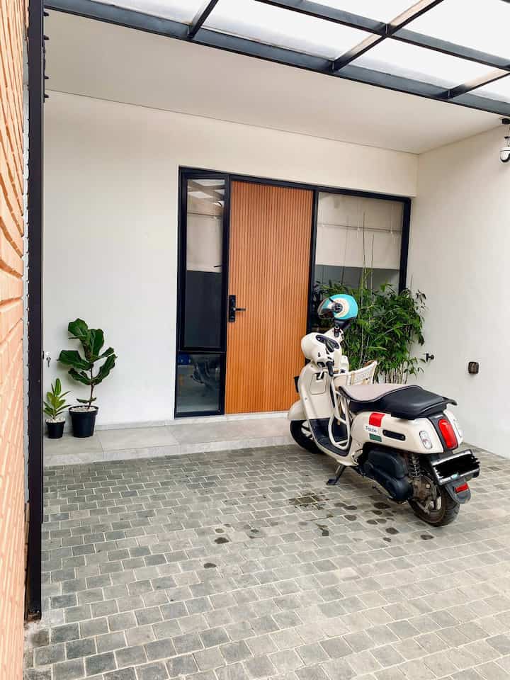 Inspirasi Lantai Carport ✨

Kami memutuskan memakai lantai carport menggunakan material batu andesit 10x10.
Looksnya yang sangat natural, sangat cocok dengan tema fasad rumah kami yang industrial.
Batu andesit juga sangat bermanfaat untuk keamanan saat kendaraan masuk ke dalam carport.
Permukaan nya yang tidak licin, sehingga ban mobil/motor tidak mudah slip, jadi aman dari resiko terjatuh.
Selain itu, maintenance nya juga sangat mudah. Cukup 1 kali dalam seminggu disiram saja dengan selang air. Jika dirasa ada yang terlalu kotor, tinggal disikat saja secukupnya.
Layaknya batu, makin muncul naturalnya, makin bagus & estetik looksnya.

Semoga menginspirasi ✨

#InspirasiCarport #InspirasiGarasi #InspirasiLantaiCarport #LantaiCarport #LantaiGarasi #RumahMinimalis #RumahIndustrial