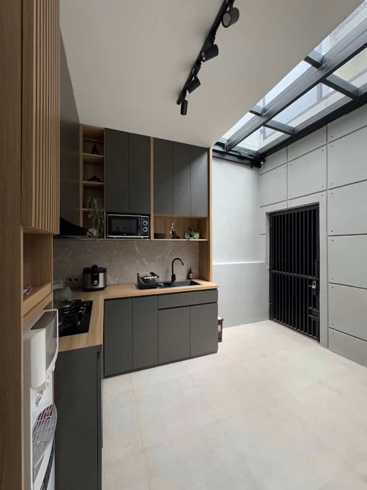 Dapur yang sengaja dibuat terpisah dari ruang makan, memanfaatkan area belakang rumah ini kami design se simple mungkin sesuai kebutuhan

Ada skylight dengan kanopi katrol untuk ventilasi, jadi ketika masak walaupun sudah menggunakan cooker hood asap dari proses memasak bisa keluar melalui kanopi kaca
#inspirasidapurmungil
#Dapurcompact
#kitchenset
#komportanam
#artificialplant
#rakpiring
#sink
#lampusorot