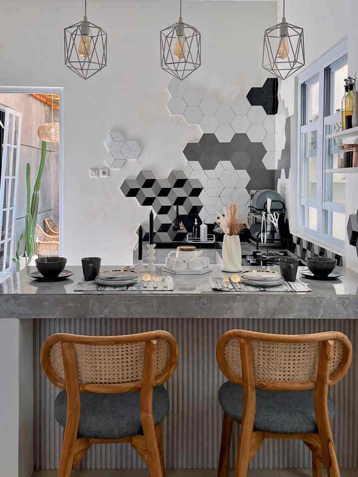 Dapur gabung dengan kitchen islan yang berfungsi sebagai meja makan ini bikin rumah kecil jadi terasa luas & lega. Cukup tambahkan jendela besar agar pencahayaannya cukup & berikan sentuhan dekorasi minimalis, ruangan jadi estetik & fungsional.

#DapurOpenSpace #RumahTanpaSekat #DapurMinimalis #KitchenIsland #BacksplashUnik #LampuGantung #BaldyKitchen