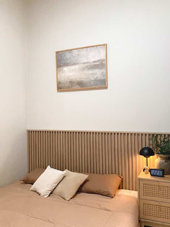 Cara aku bikin kamar tidur nyaman untuk istirahat 
Pertama pastikan kamar tidak terlalu banyak barang, kalaupun tidak memungkinkan selalu pastikan kerapian dan kebersihan, selanjutnya jangan males untuk rutin ganti sprei 1 minggu 1x dan yang terakhir gunakan dekorasi kamar seperlu nya ;) 

#wallpanel #bedcover #walldecor #dekorasikamar #nakas #sidetable #jammeja #BedroomStyling #Inspirasikamar #kamartidur